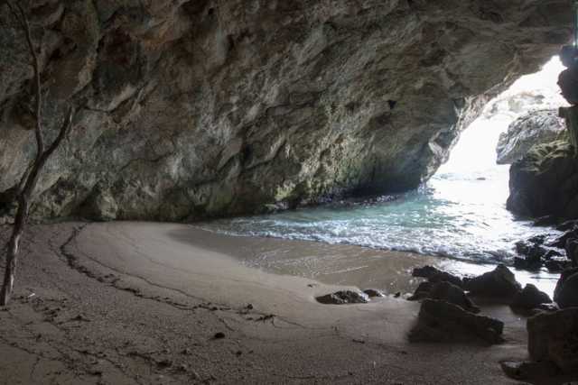 A Monopoli c'� una spiaggia segreta: � nascosta nella grotta "dei due ingressi" 